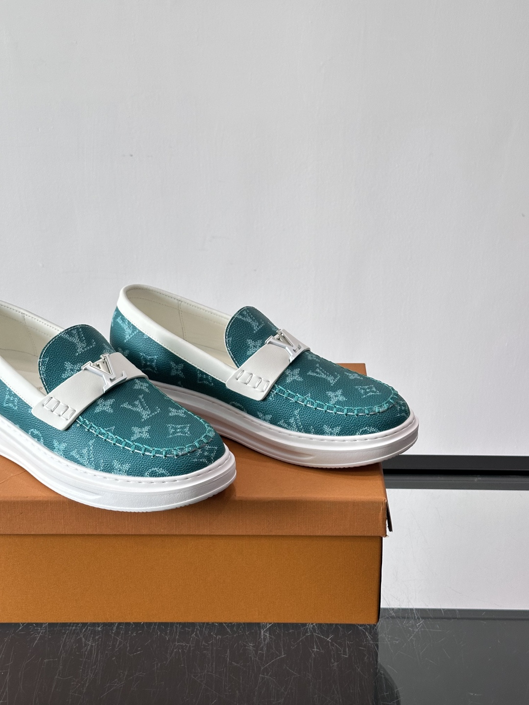 LV男士休闲鞋简约版型⚠️一脚蹬的自在，是通勤与周末的无缝衔接。柔软皮革包裹双脚，纯白厚底自带轻盈感，每