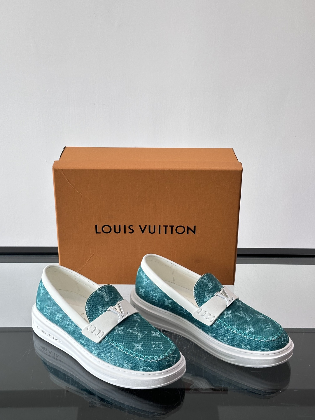 LV男士休闲鞋简约版型⚠️一脚蹬的自在，是通勤与周末的无缝衔接。柔软皮革包裹双脚，纯白厚底自带轻盈感，每