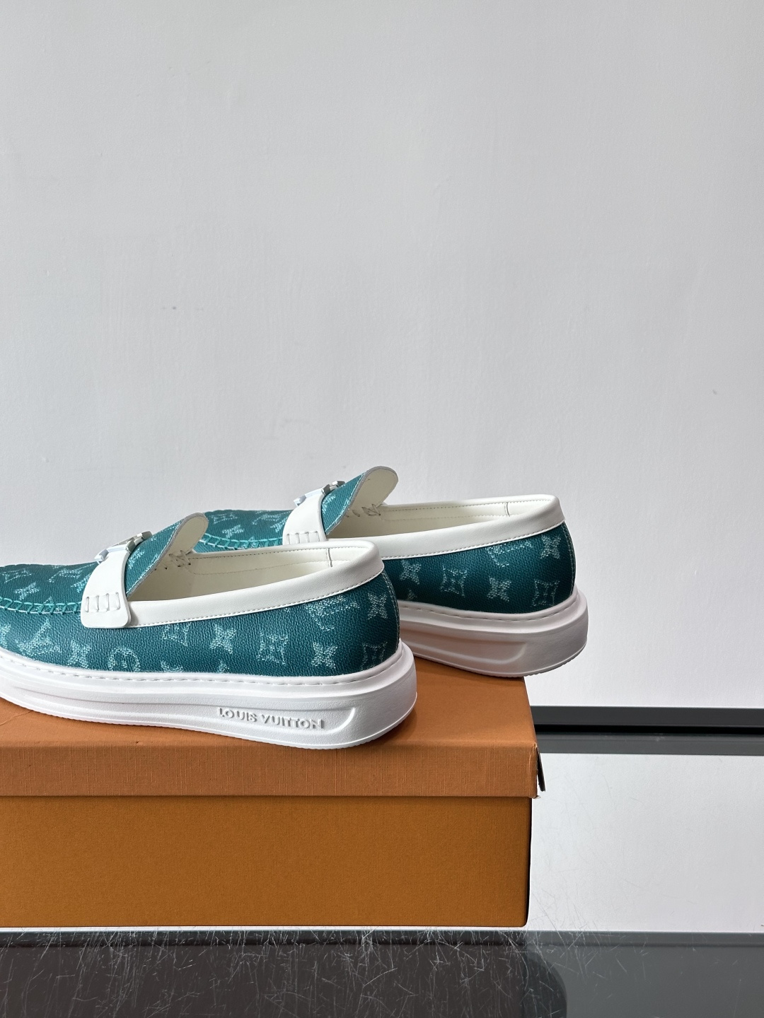 LV男士休闲鞋简约版型⚠️一脚蹬的自在，是通勤与周末的无缝衔接。柔软皮革包裹双脚，纯白厚底自带轻盈感，每