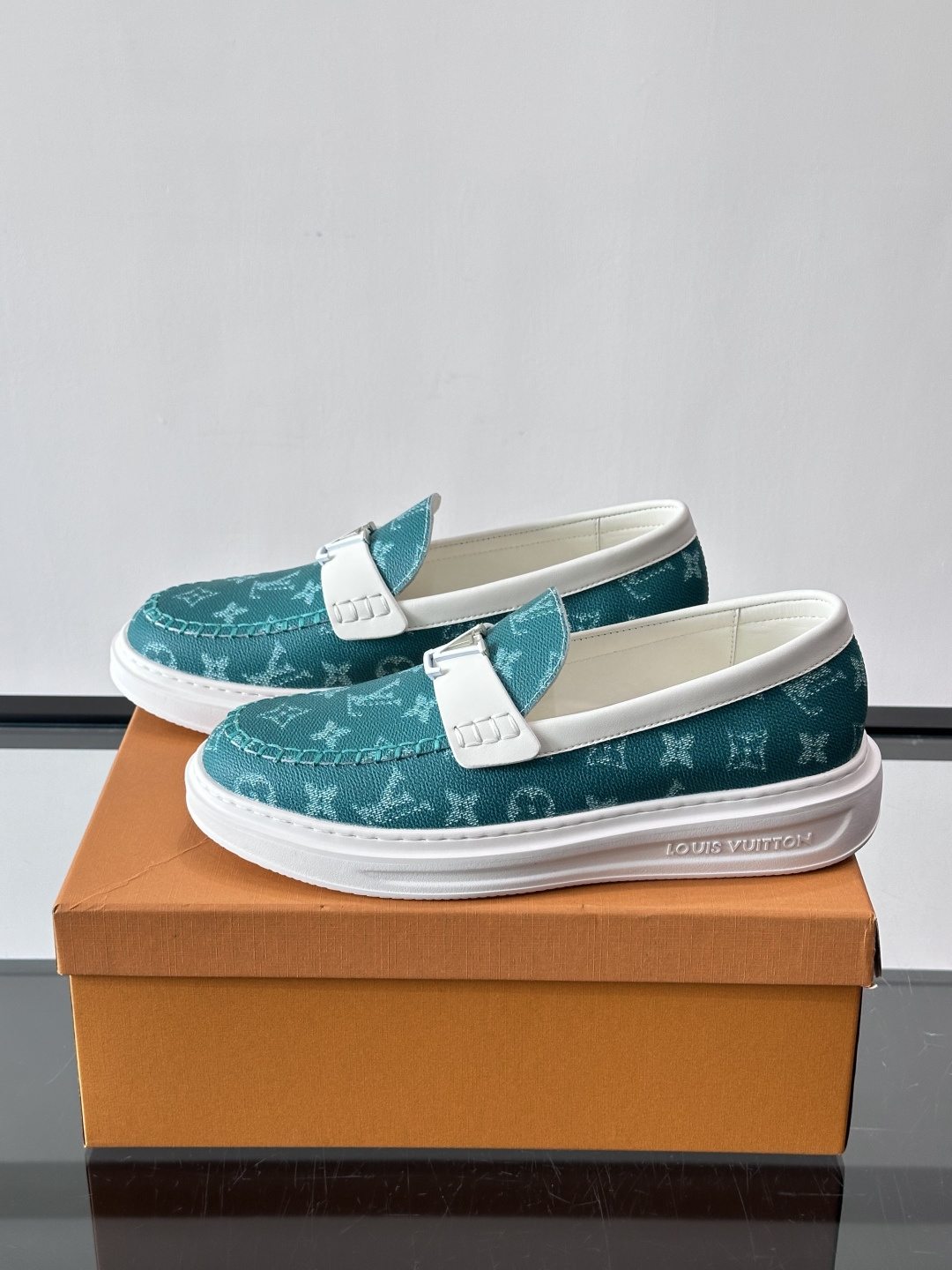 LV男士休闲鞋简约版型⚠️一脚蹬的自在，是通勤与周末的无缝衔接。柔软皮革包裹双脚，纯白厚底自带轻盈感，每