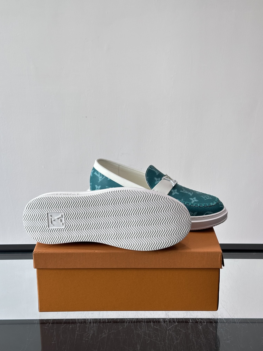 LV男士休闲鞋简约版型⚠️一脚蹬的自在，是通勤与周末的无缝衔接。柔软皮革包裹双脚，纯白厚底自带轻盈感，每