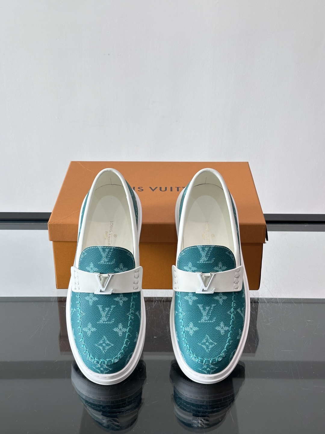 LV男士休闲鞋简约版型⚠️一脚蹬的自在，是通勤与周末的无缝衔接。柔软皮革包裹双脚，纯白厚底自带轻盈感，每