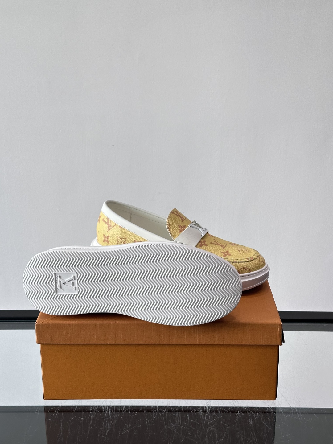 LV男士休闲鞋简约版型⚠️一脚蹬的自在，是通勤与周末的无缝衔接。柔软皮革包裹双脚，纯白厚底自带轻盈感，每