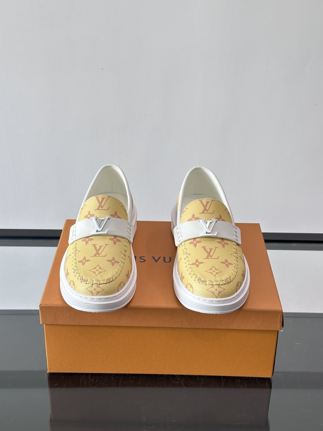 LV男士休闲鞋简约版型⚠️一脚蹬的自在，是通勤与周末的无缝衔接。柔软皮革包裹双脚，纯白厚底自带轻盈感，每