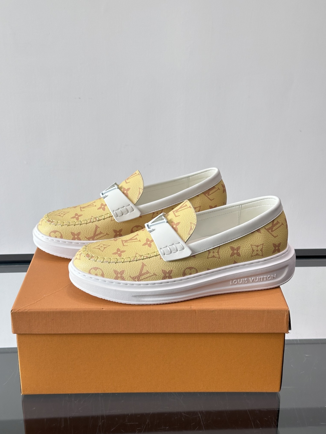 LV男士休闲鞋简约版型⚠️一脚蹬的自在，是通勤与周末的无缝衔接。柔软皮革包裹双脚，纯白厚底自带轻盈感，每