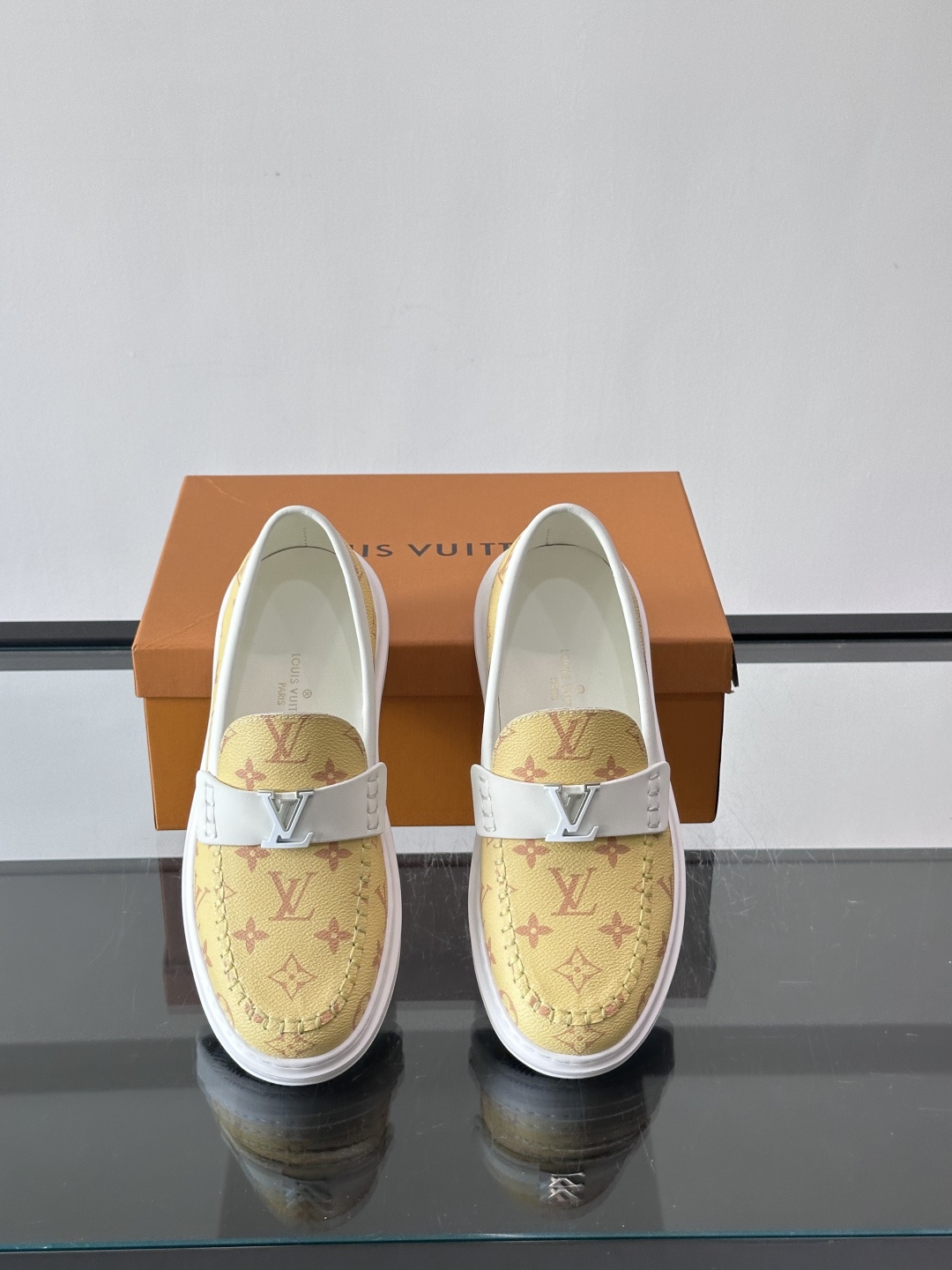 LV男士休闲鞋简约版型⚠️一脚蹬的自在，是通勤与周末的无缝衔接。柔软皮革包裹双脚，纯白厚底自带轻盈感，每