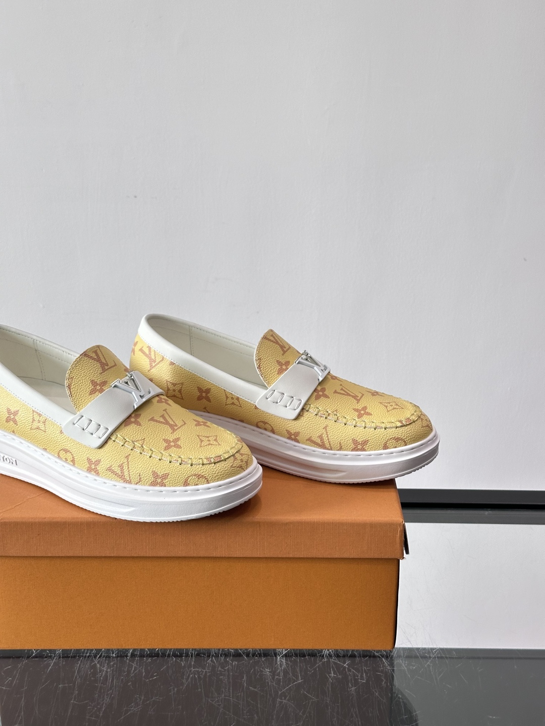 LV男士休闲鞋简约版型⚠️一脚蹬的自在，是通勤与周末的无缝衔接。柔软皮革包裹双脚，纯白厚底自带轻盈感，每