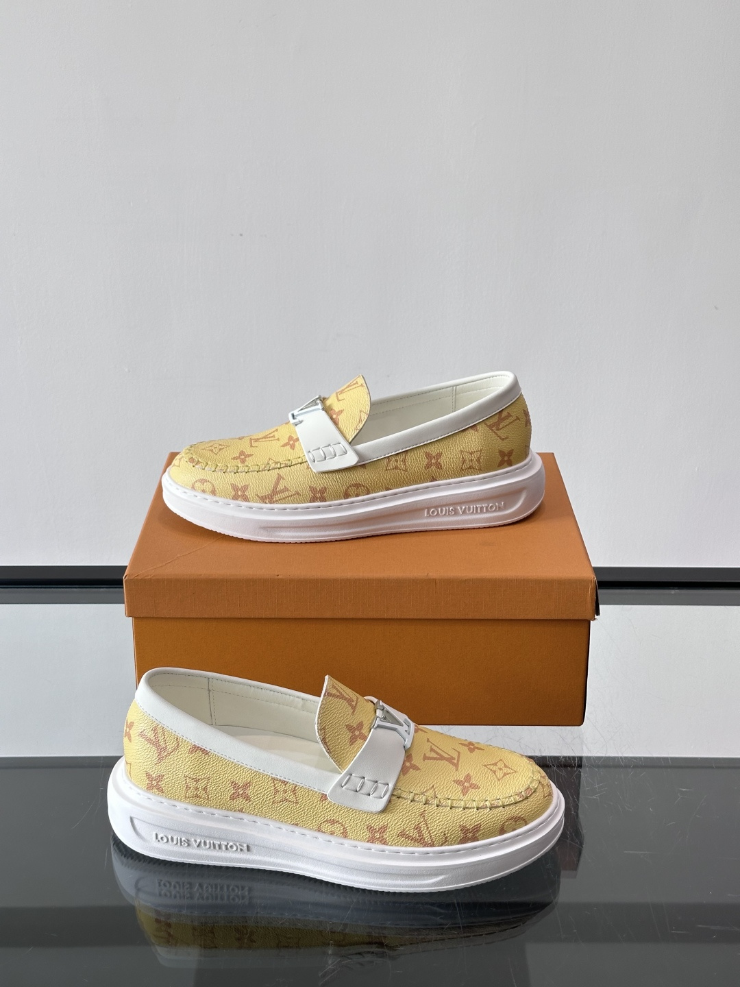 LV男士休闲鞋简约版型⚠️一脚蹬的自在，是通勤与周末的无缝衔接。柔软皮革包裹双脚，纯白厚底自带轻盈感，每