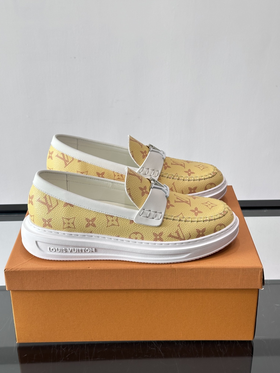 LV男士休闲鞋简约版型⚠️一脚蹬的自在，是通勤与周末的无缝衔接。柔软皮革包裹双脚，纯白厚底自带轻盈感，每