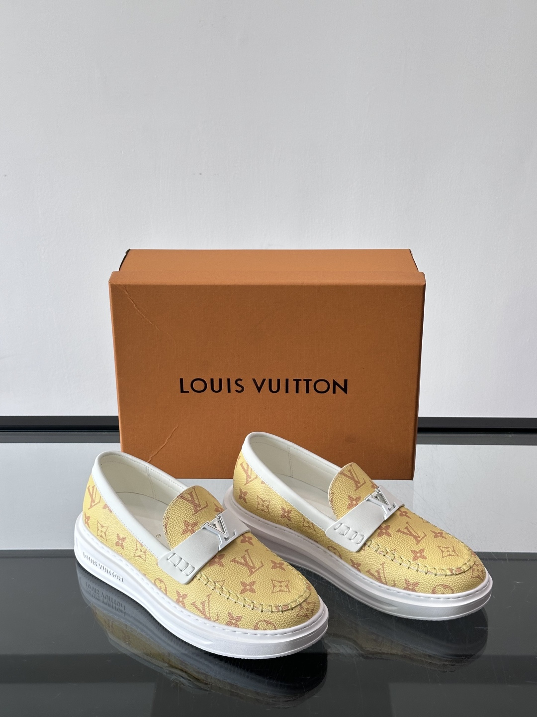 LV男士休闲鞋简约版型⚠️一脚蹬的自在，是通勤与周末的无缝衔接。柔软皮革包裹双脚，纯白厚底自带轻盈感，每