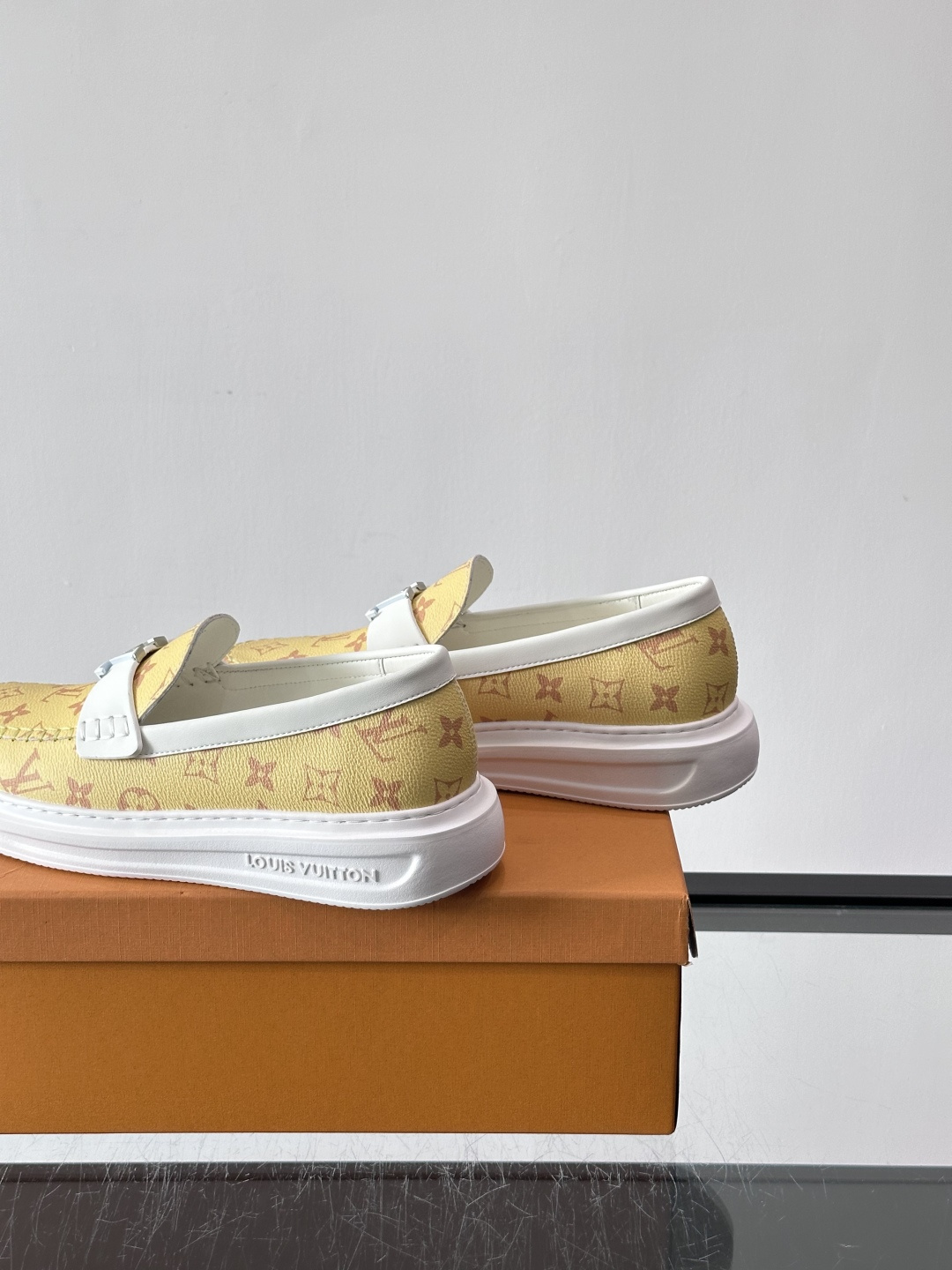 LV男士休闲鞋简约版型⚠️一脚蹬的自在，是通勤与周末的无缝衔接。柔软皮革包裹双脚，纯白厚底自带轻盈感，每