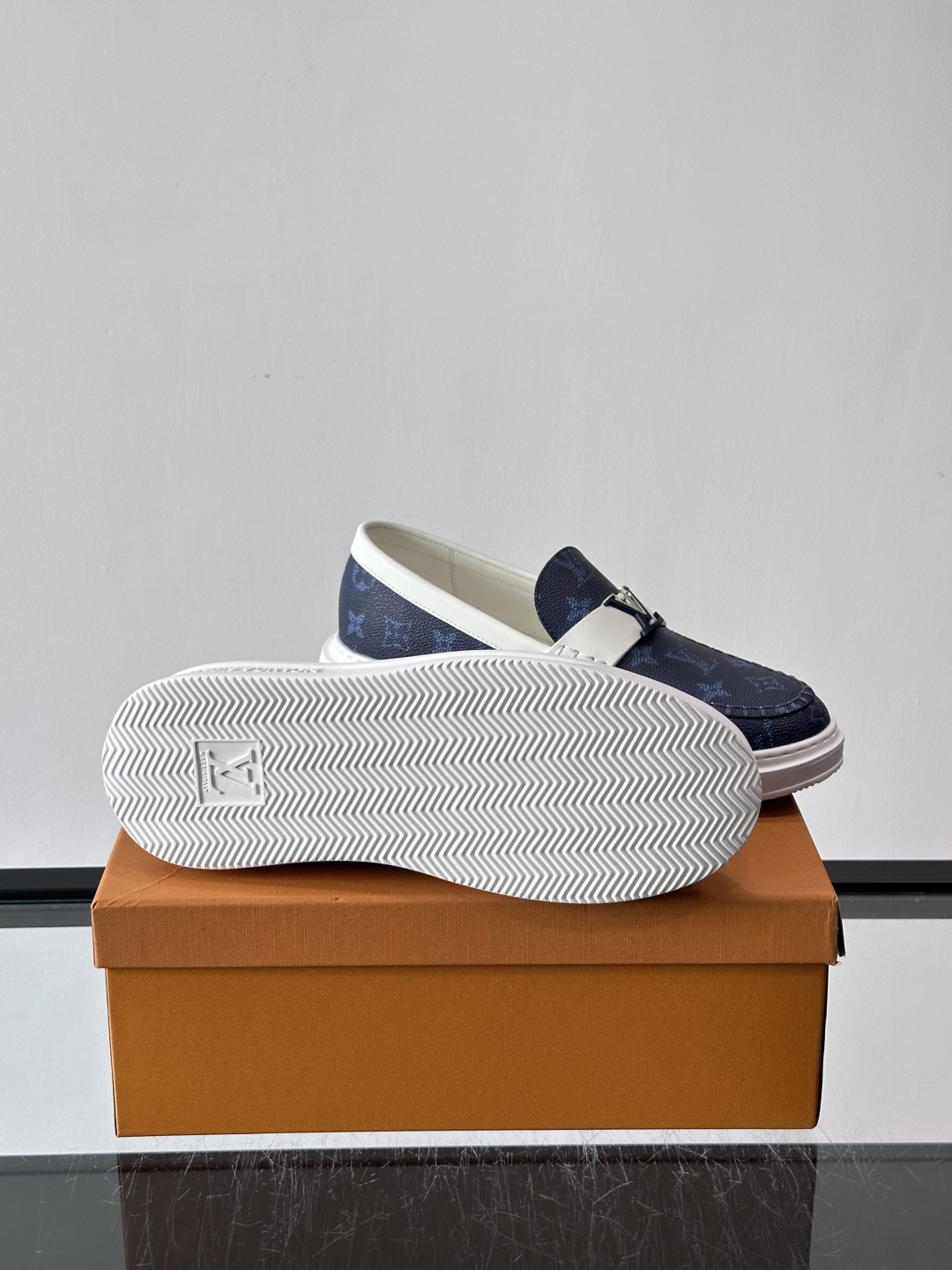 LV男士休闲鞋简约版型⚠️一脚蹬的自在，是通勤与周末的无缝衔接。柔软皮革包裹双脚，纯白厚底自带轻盈感，每