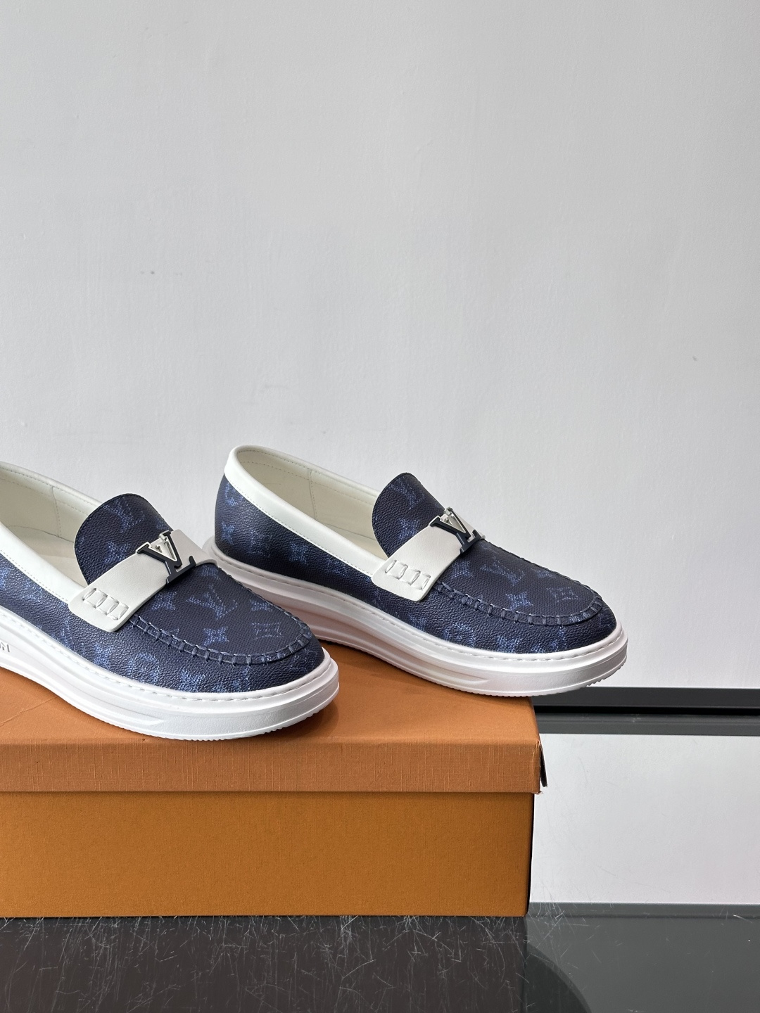 LV男士休闲鞋简约版型⚠️一脚蹬的自在，是通勤与周末的无缝衔接。柔软皮革包裹双脚，纯白厚底自带轻盈感，每