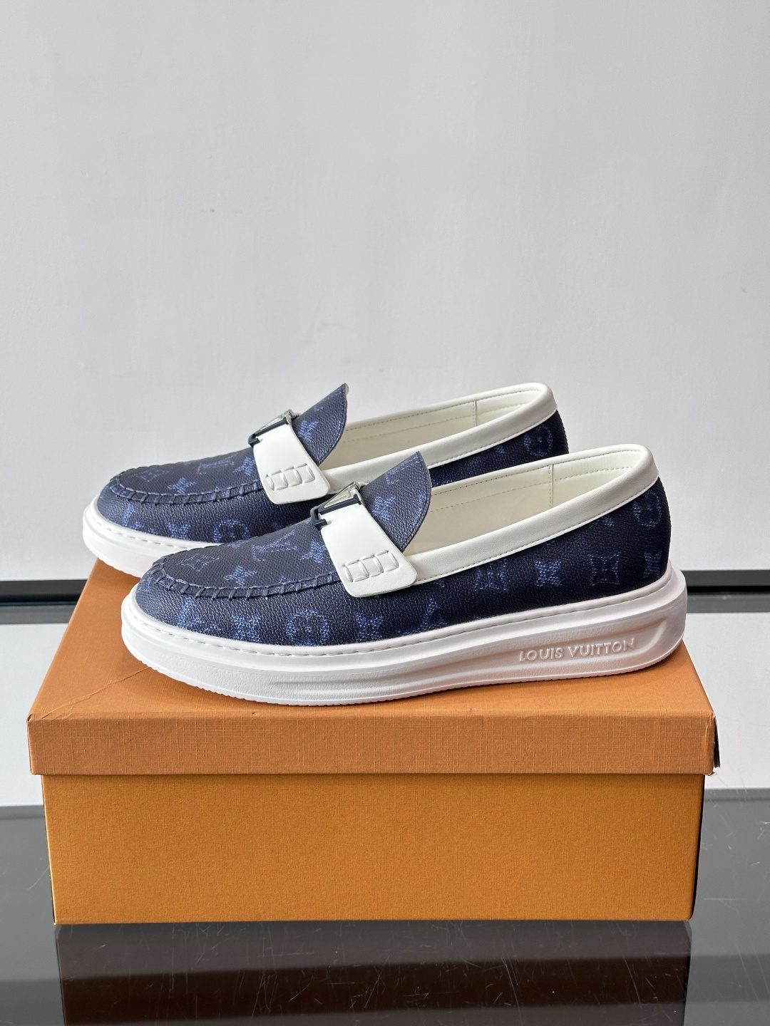 LV男士休闲鞋简约版型⚠️一脚蹬的自在，是通勤与周末的无缝衔接。柔软皮革包裹双脚，纯白厚底自带轻盈感，每