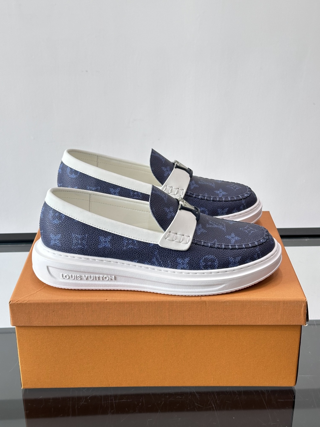 LV男士休闲鞋简约版型⚠️一脚蹬的自在，是通勤与周末的无缝衔接。柔软皮革包裹双脚，纯白厚底自带轻盈感，每