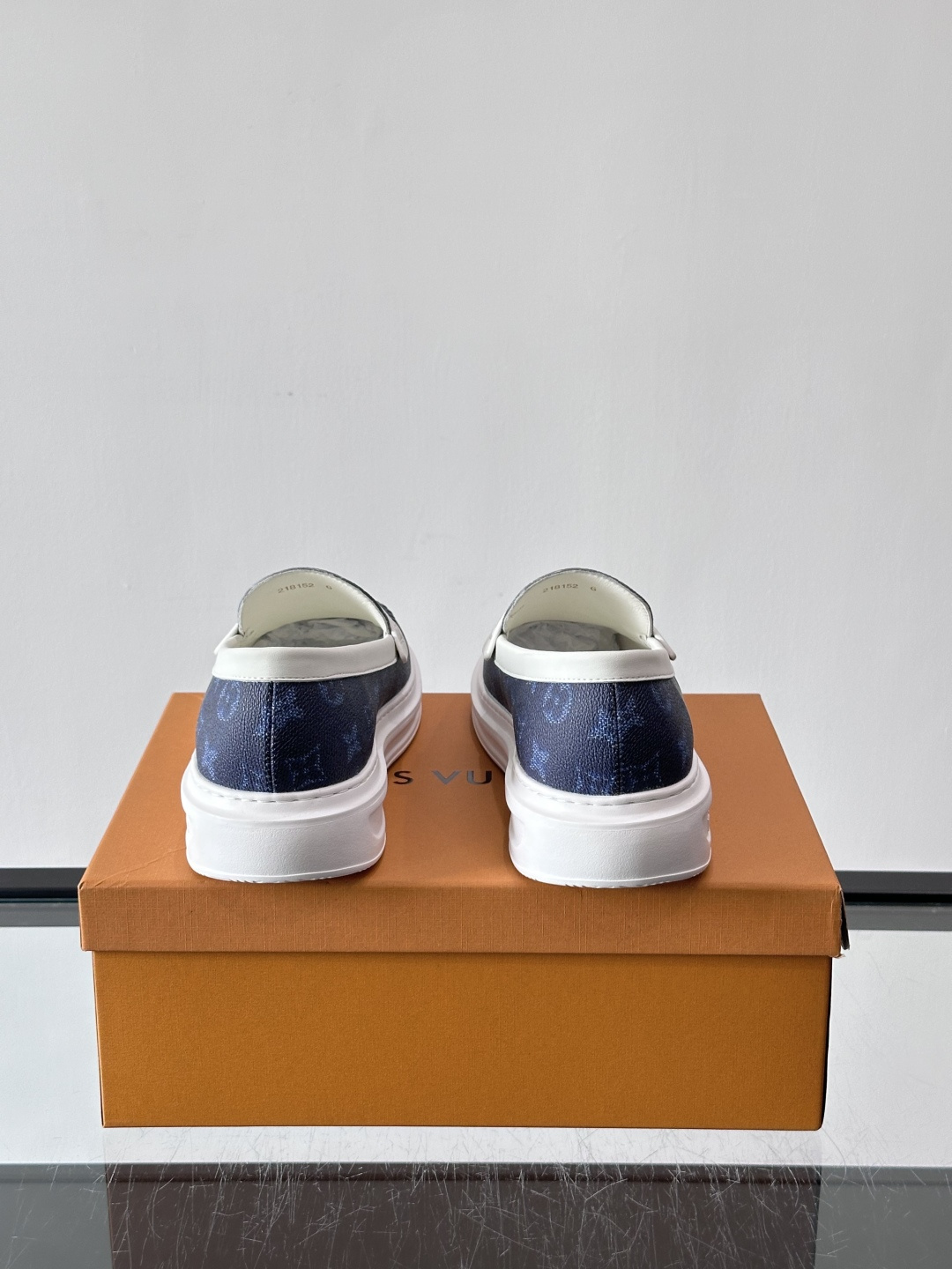 LV男士休闲鞋简约版型⚠️一脚蹬的自在，是通勤与周末的无缝衔接。柔软皮革包裹双脚，纯白厚底自带轻盈感，每