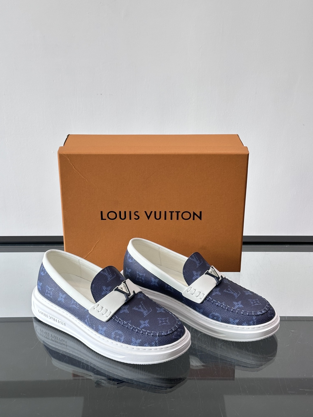 LV男士休闲鞋简约版型⚠️一脚蹬的自在，是通勤与周末的无缝衔接。柔软皮革包裹双脚，纯白厚底自带轻盈感，每