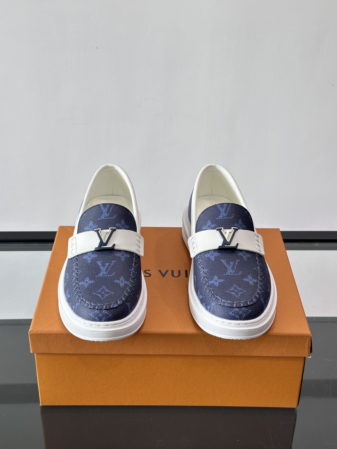 LV男士休闲鞋简约版型⚠️一脚蹬的自在，是通勤与周末的无缝衔接。柔软皮革包裹双脚，纯白厚底自带轻盈感，每