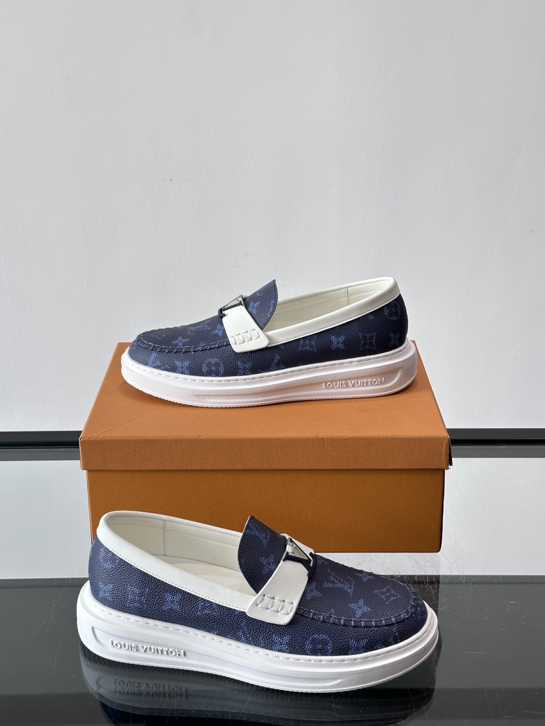 LV男士休闲鞋简约版型⚠️一脚蹬的自在，是通勤与周末的无缝衔接。柔软皮革包裹双脚，纯白厚底自带轻盈感，每