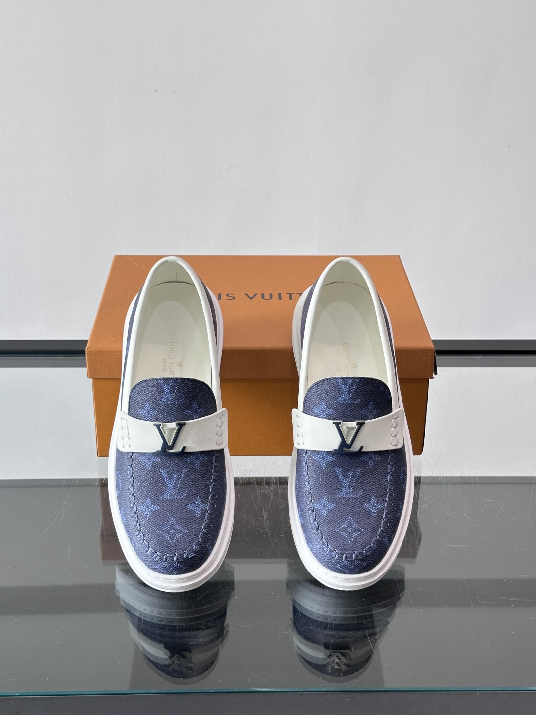 LV男士休闲鞋简约版型⚠️一脚蹬的自在，是通勤与周末的无缝衔接。柔软皮革包裹双脚，纯白厚底自带轻盈感，每