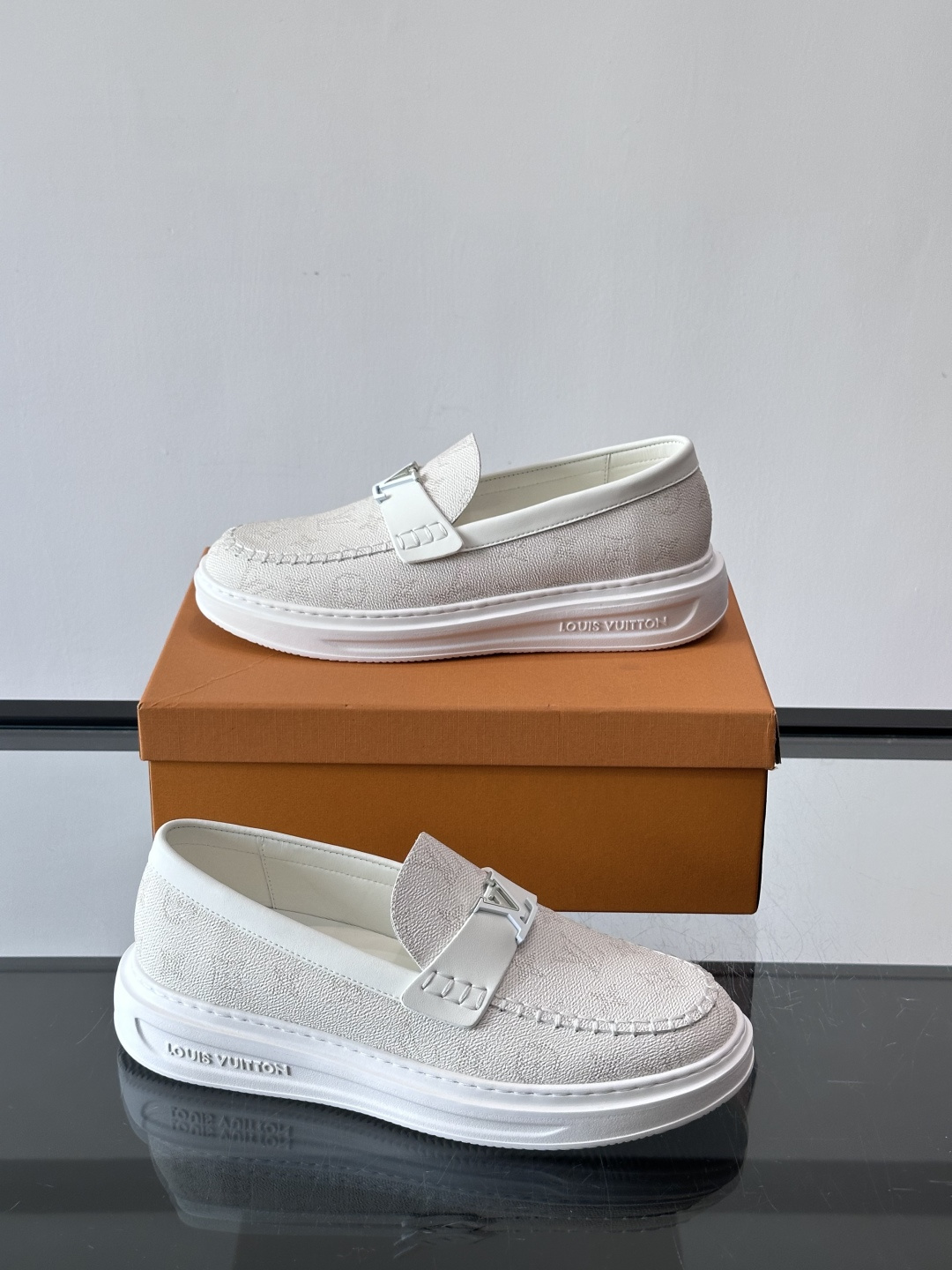 LV男士休闲鞋简约版型⚠️一脚蹬的自在，是通勤与周末的无缝衔接。柔软皮革包裹双脚，纯白厚底自带轻盈感，每
