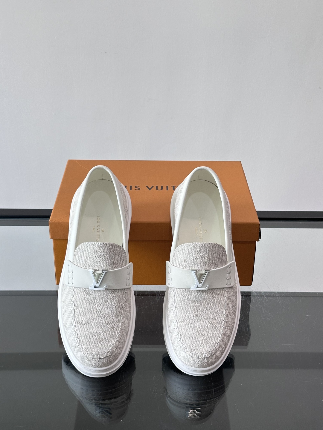 LV男士休闲鞋简约版型⚠️一脚蹬的自在，是通勤与周末的无缝衔接。柔软皮革包裹双脚，纯白厚底自带轻盈感，每