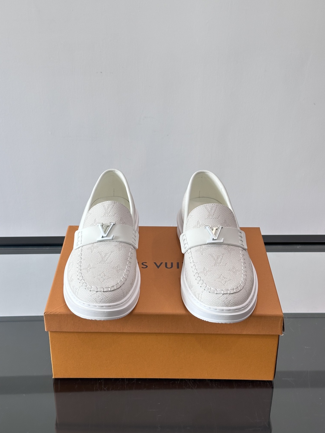 LV男士休闲鞋简约版型⚠️一脚蹬的自在，是通勤与周末的无缝衔接。柔软皮革包裹双脚，纯白厚底自带轻盈感，每