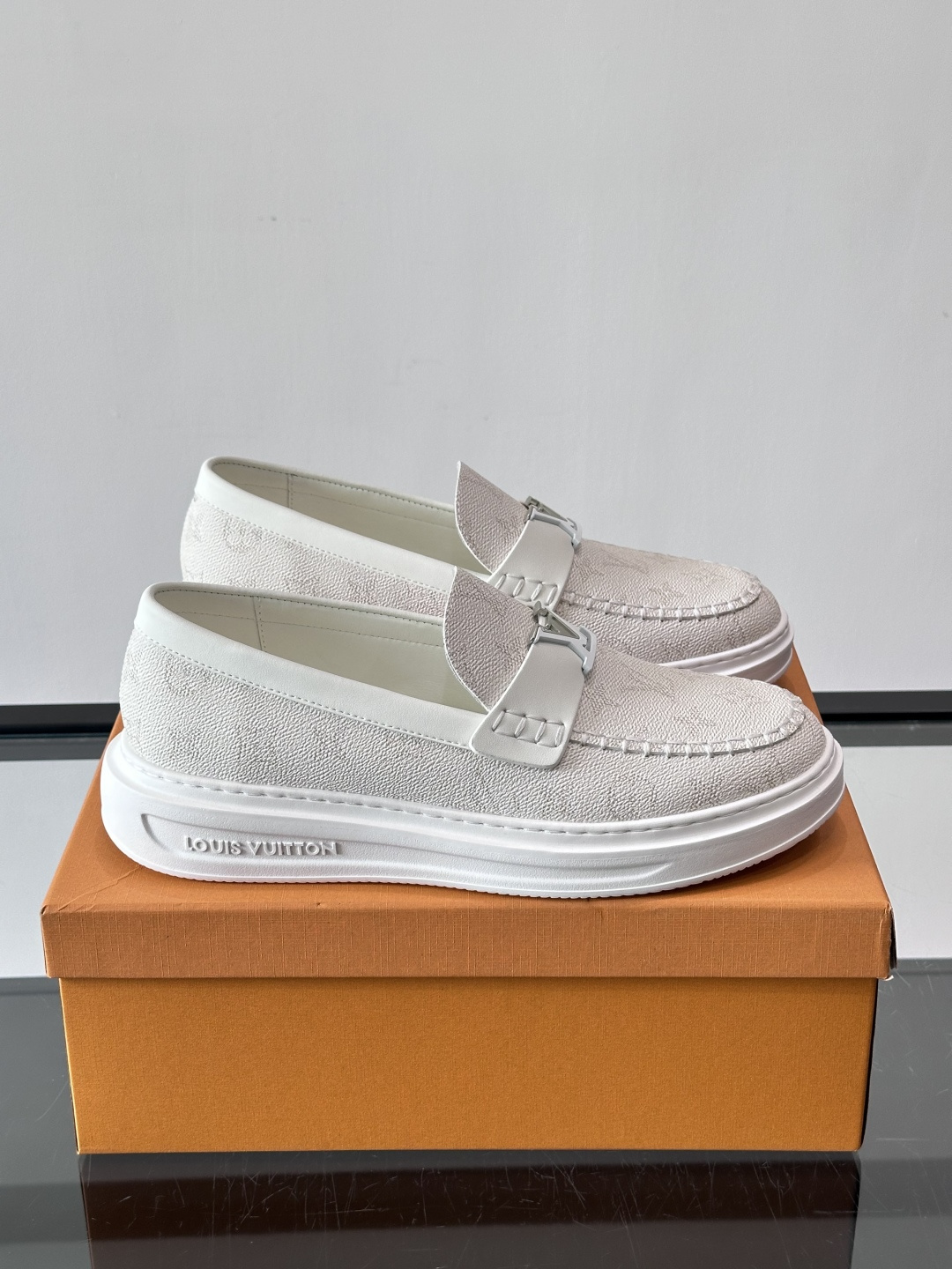 LV男士休闲鞋简约版型⚠️一脚蹬的自在，是通勤与周末的无缝衔接。柔软皮革包裹双脚，纯白厚底自带轻盈感，每