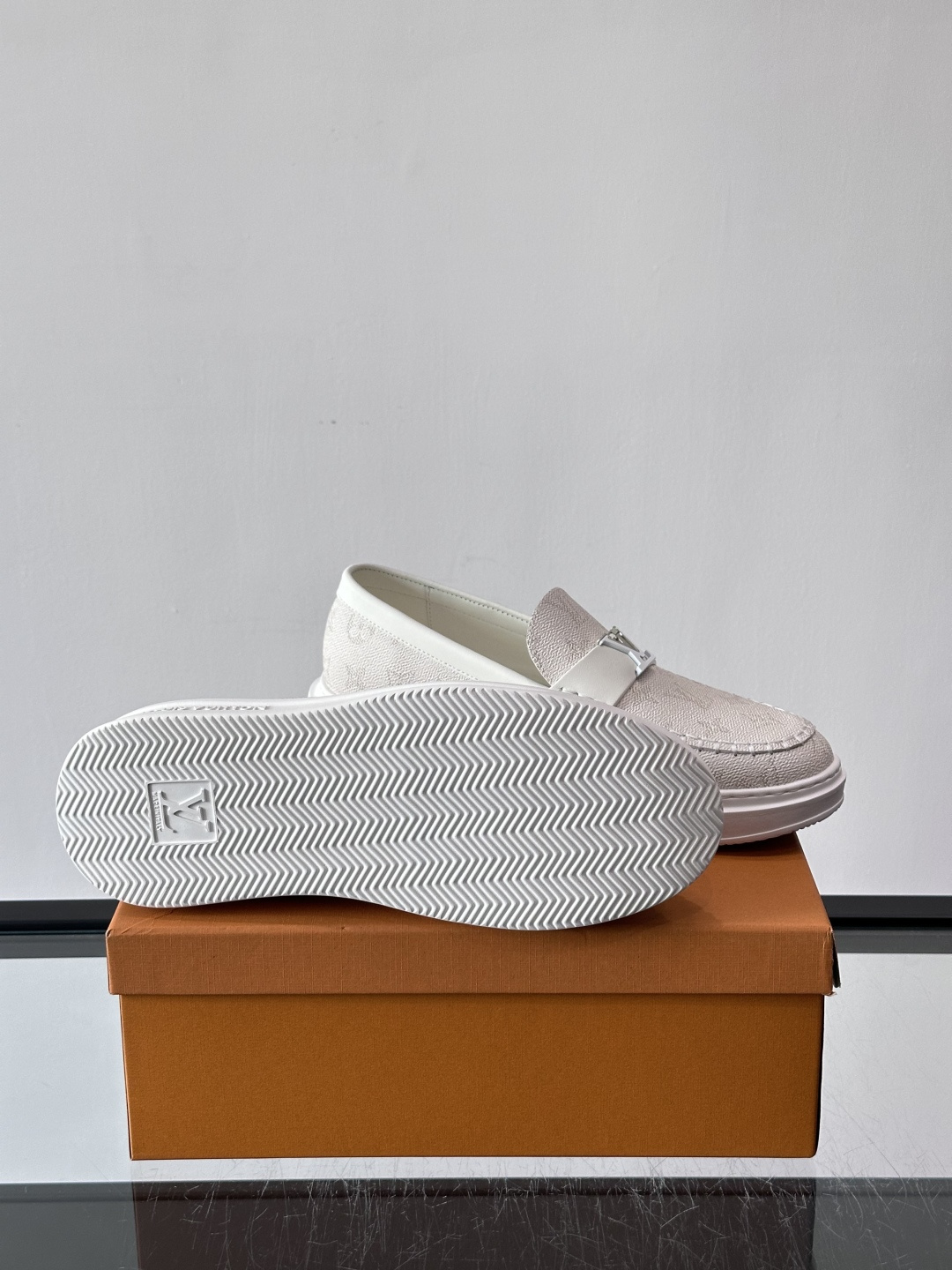 LV男士休闲鞋简约版型⚠️一脚蹬的自在，是通勤与周末的无缝衔接。柔软皮革包裹双脚，纯白厚底自带轻盈感，每