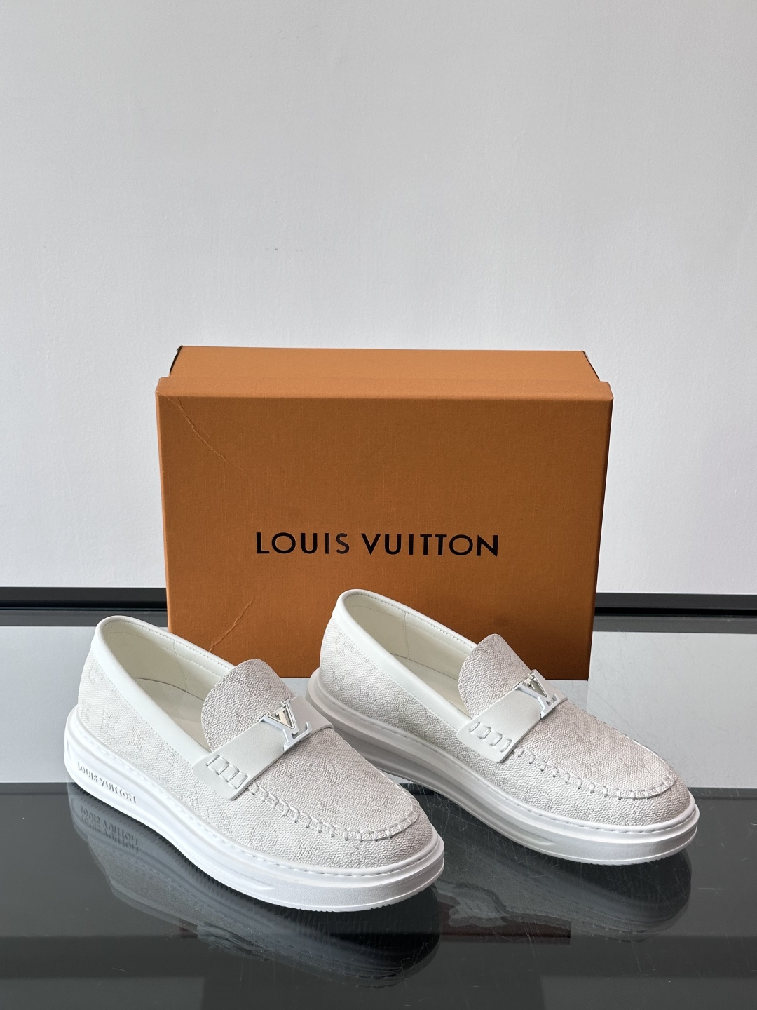LV男士休闲鞋简约版型⚠️一脚蹬的自在，是通勤与周末的无缝衔接。柔软皮革包裹双脚，纯白厚底自带轻盈感，每