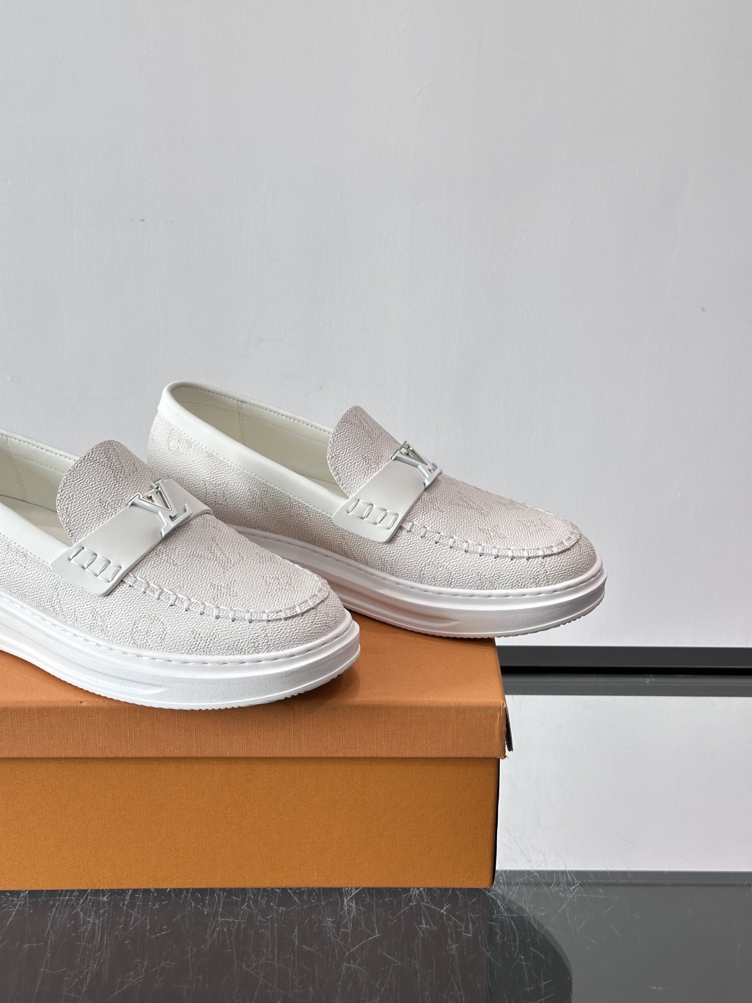 LV男士休闲鞋简约版型⚠️一脚蹬的自在，是通勤与周末的无缝衔接。柔软皮革包裹双脚，纯白厚底自带轻盈感，每