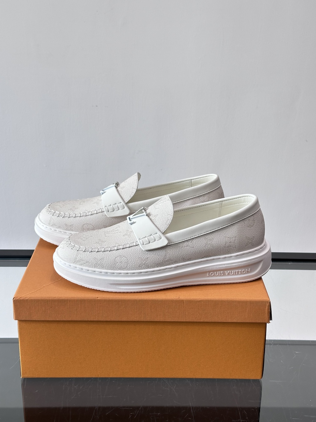 LV男士休闲鞋简约版型⚠️一脚蹬的自在，是通勤与周末的无缝衔接。柔软皮革包裹双脚，纯白厚底自带轻盈感，每