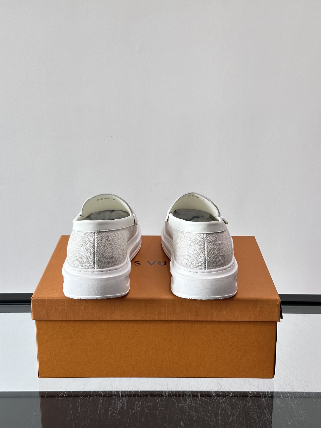 LV男士休闲鞋简约版型⚠️一脚蹬的自在，是通勤与周末的无缝衔接。柔软皮革包裹双脚，纯白厚底自带轻盈感，每