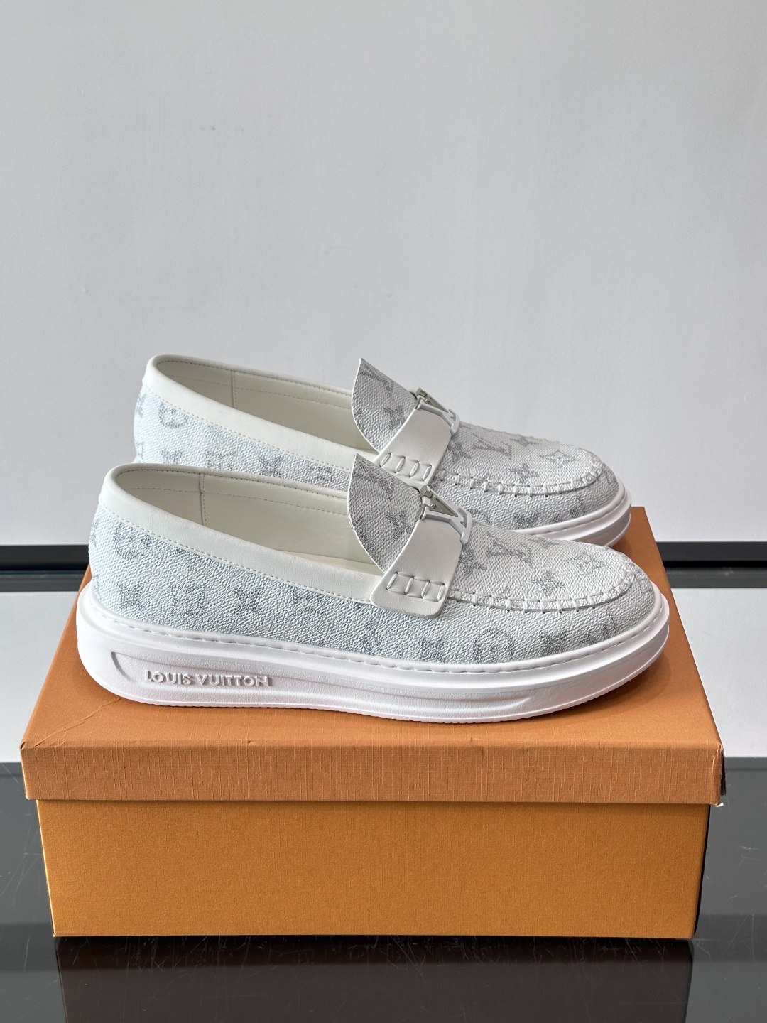 LV男士休闲鞋简约版型⚠️一脚蹬的自在，是通勤与周末的无缝衔接。柔软皮革包裹双脚，纯白厚底自带轻盈感，每