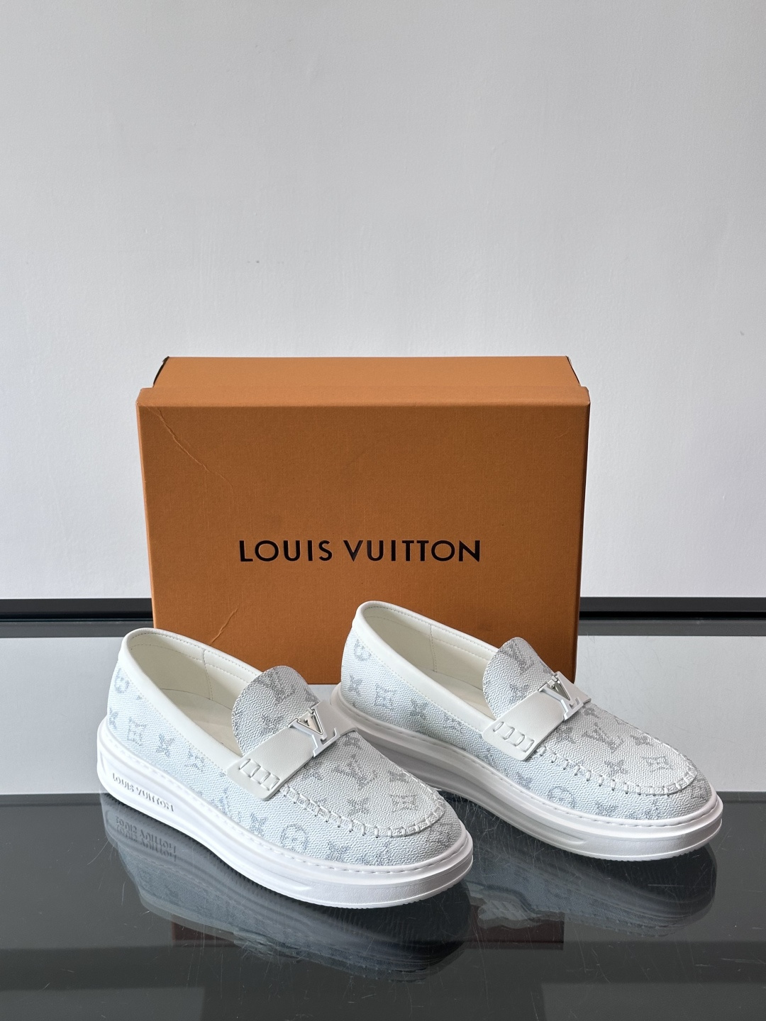 LV男士休闲鞋简约版型⚠️一脚蹬的自在，是通勤与周末的无缝衔接。柔软皮革包裹双脚，纯白厚底自带轻盈感，每
