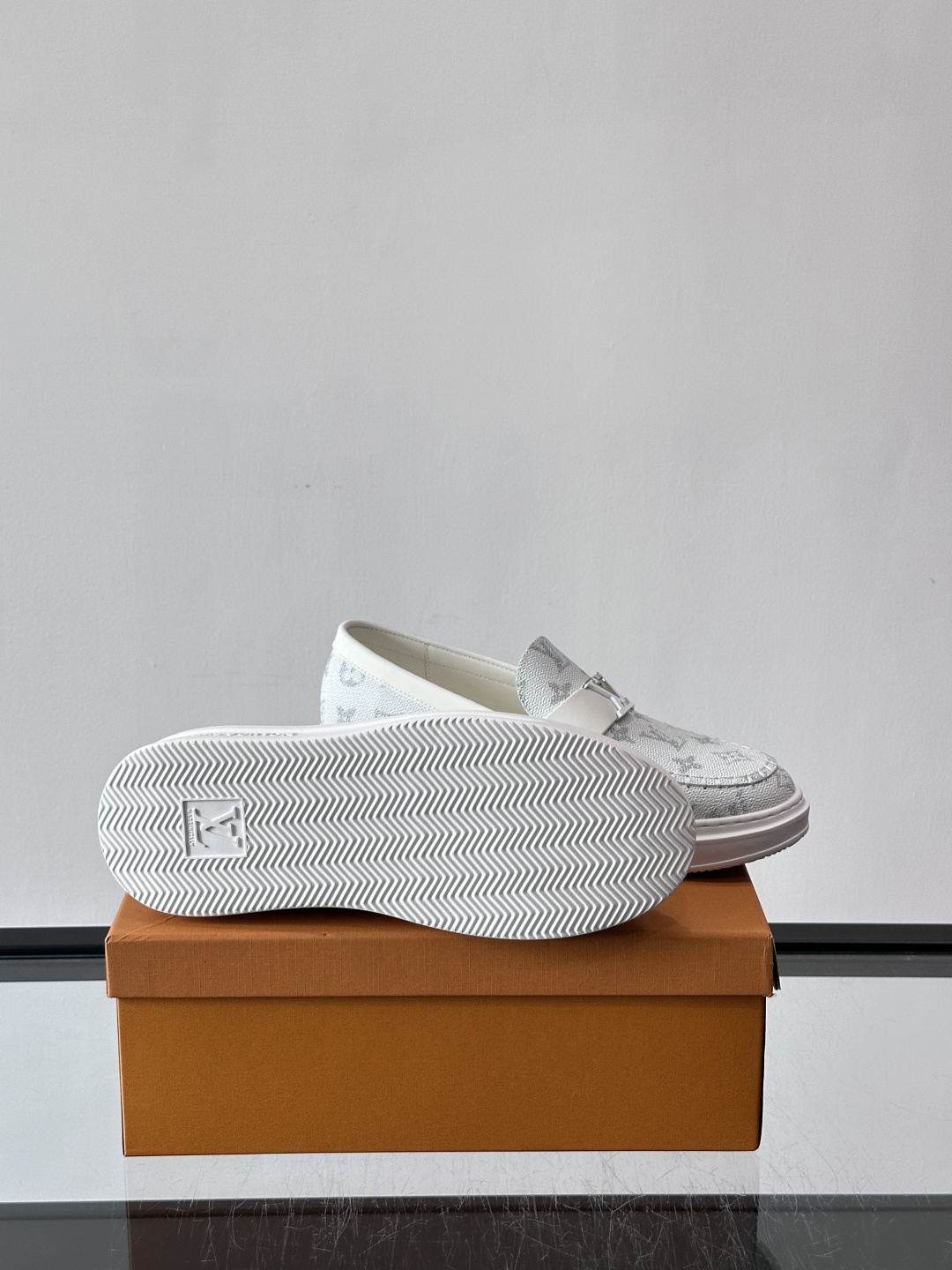 LV男士休闲鞋简约版型⚠️一脚蹬的自在，是通勤与周末的无缝衔接。柔软皮革包裹双脚，纯白厚底自带轻盈感，每