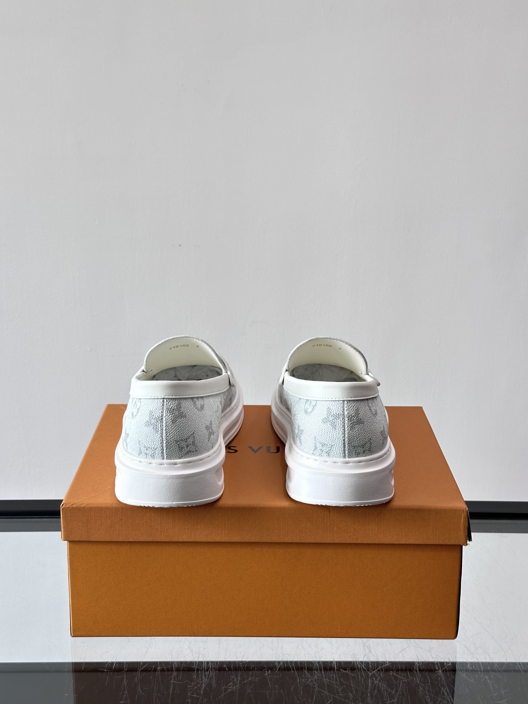 LV男士休闲鞋简约版型⚠️一脚蹬的自在，是通勤与周末的无缝衔接。柔软皮革包裹双脚，纯白厚底自带轻盈感，每