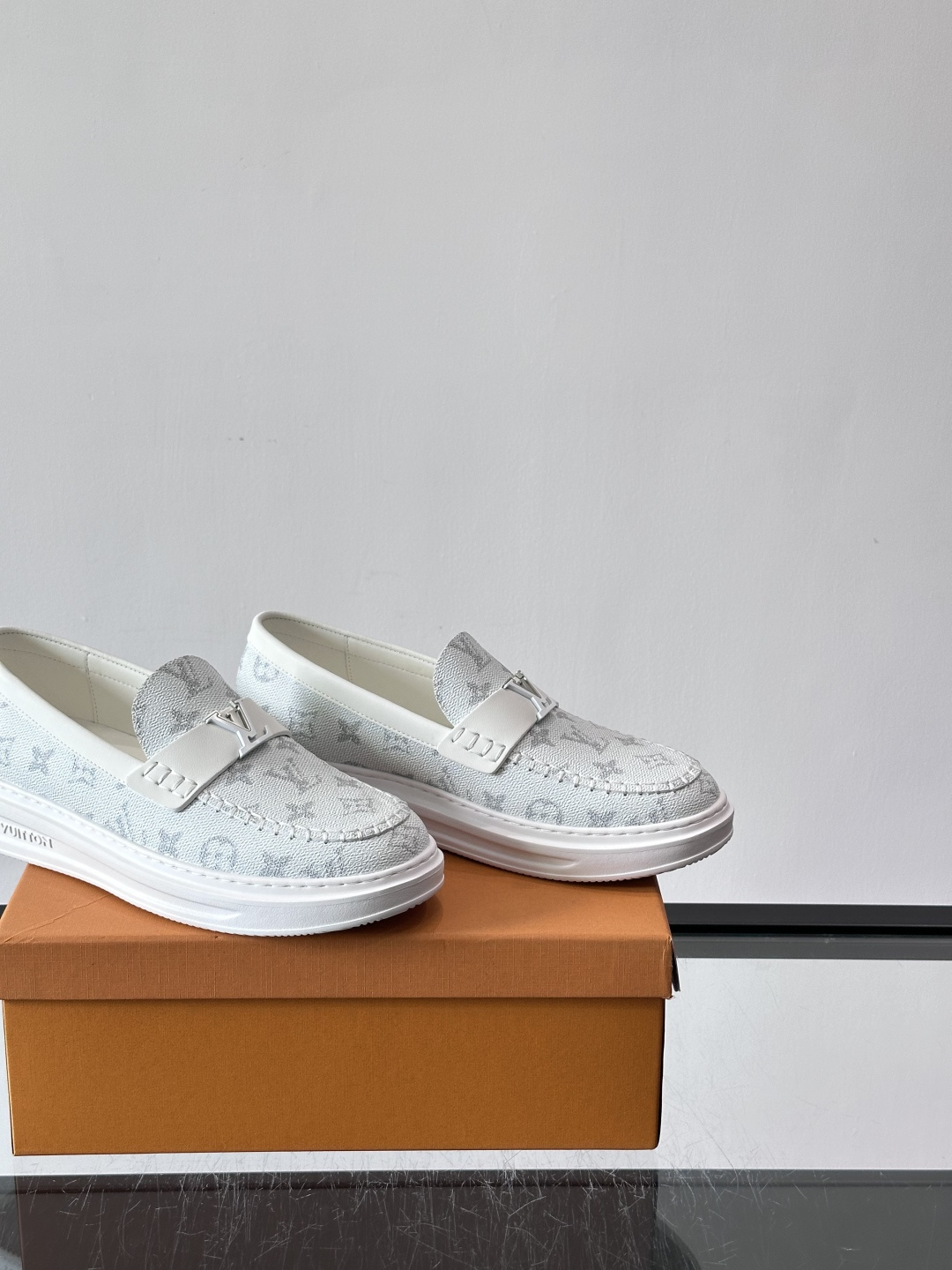LV男士休闲鞋简约版型⚠️一脚蹬的自在，是通勤与周末的无缝衔接。柔软皮革包裹双脚，纯白厚底自带轻盈感，每
