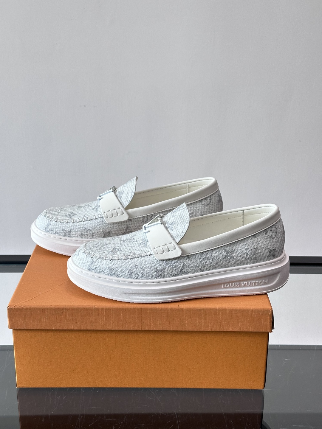 LV男士休闲鞋简约版型⚠️一脚蹬的自在，是通勤与周末的无缝衔接。柔软皮革包裹双脚，纯白厚底自带轻盈感，每