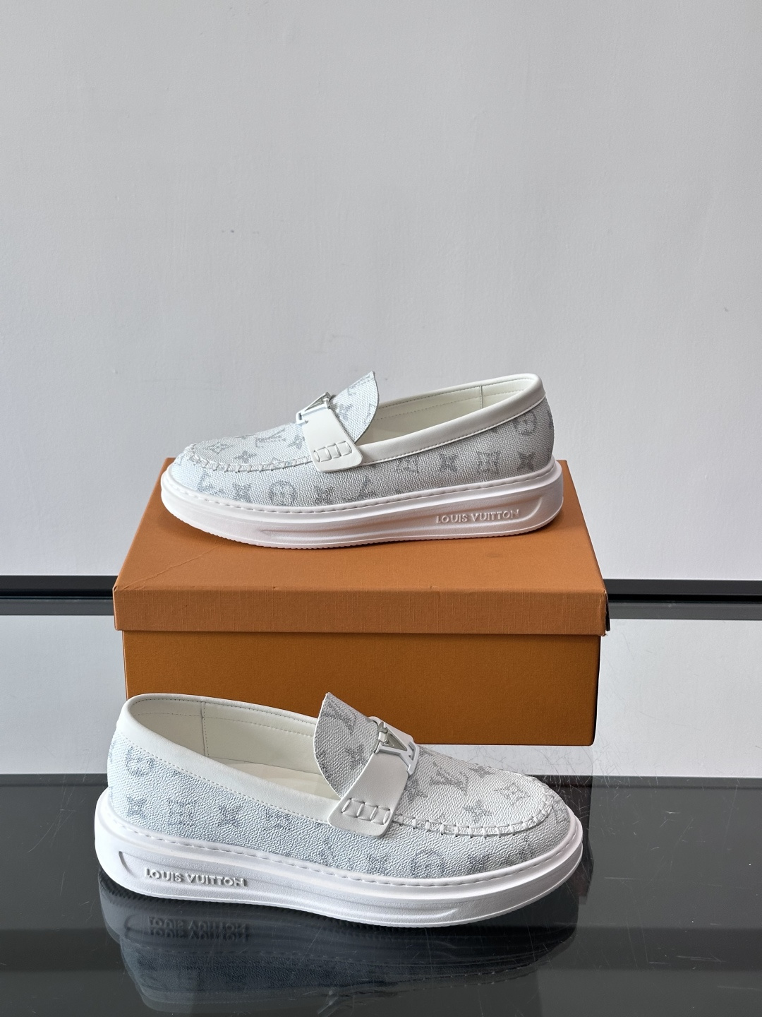 LV男士休闲鞋简约版型⚠️一脚蹬的自在，是通勤与周末的无缝衔接。柔软皮革包裹双脚，纯白厚底自带轻盈感，每