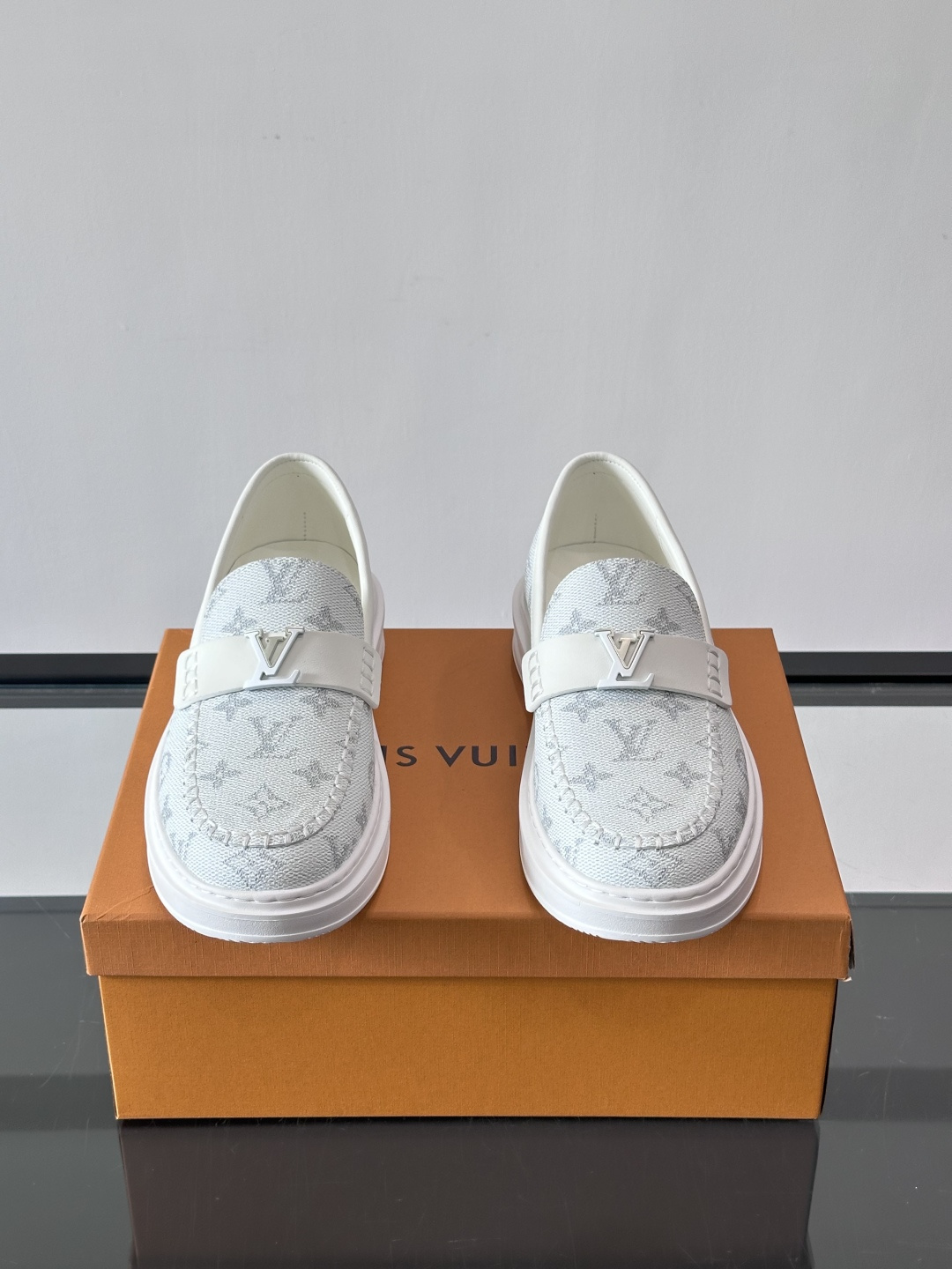 LV男士休闲鞋简约版型⚠️一脚蹬的自在，是通勤与周末的无缝衔接。柔软皮革包裹双脚，纯白厚底自带轻盈感，每