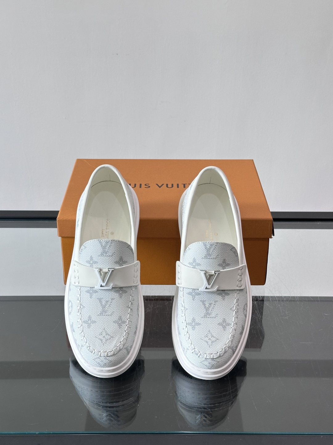 LV男士休闲鞋简约版型⚠️一脚蹬的自在，是通勤与周末的无缝衔接。柔软皮革包裹双脚，纯白厚底自带轻盈感，每