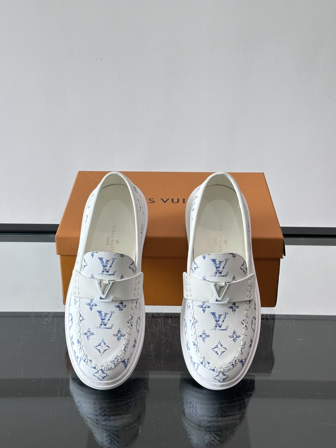 LV男士休闲鞋简约版型⚠️一脚蹬的自在，是通勤与周末的无缝衔接。柔软皮革包裹双脚，纯白厚底自带轻盈感，每