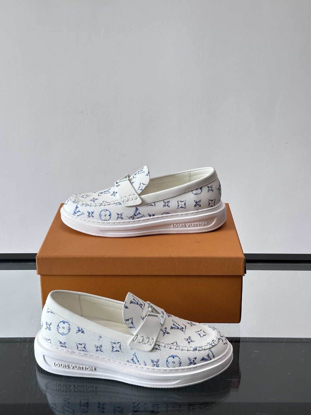 LV男士休闲鞋简约版型⚠️一脚蹬的自在，是通勤与周末的无缝衔接。柔软皮革包裹双脚，纯白厚底自带轻盈感，每