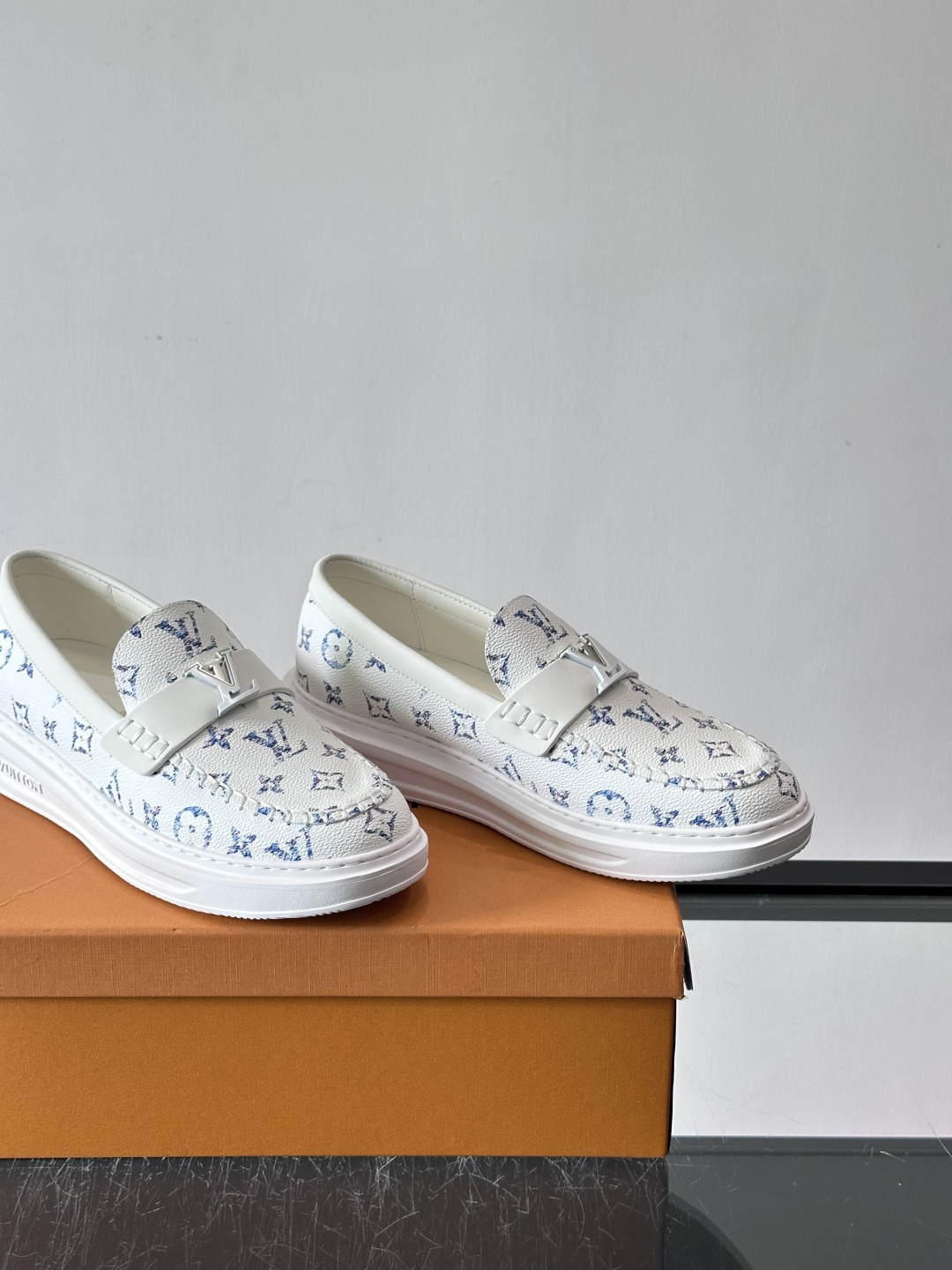 LV男士休闲鞋简约版型⚠️一脚蹬的自在，是通勤与周末的无缝衔接。柔软皮革包裹双脚，纯白厚底自带轻盈感，每