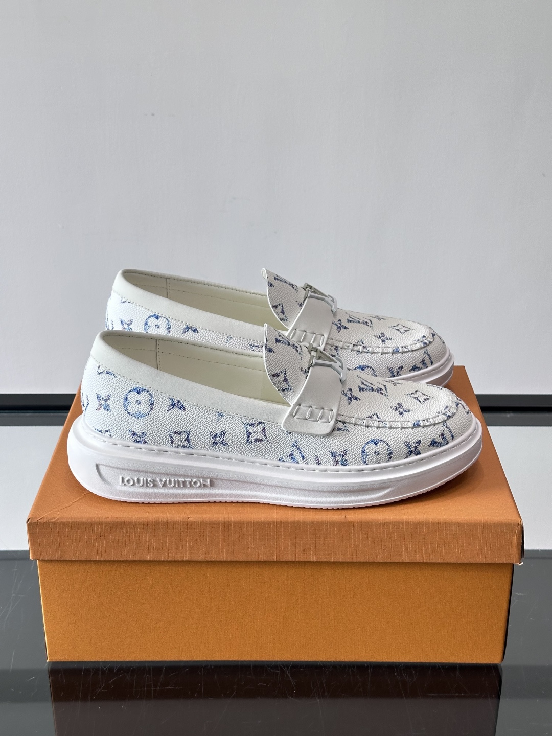 LV男士休闲鞋简约版型⚠️一脚蹬的自在，是通勤与周末的无缝衔接。柔软皮革包裹双脚，纯白厚底自带轻盈感，每