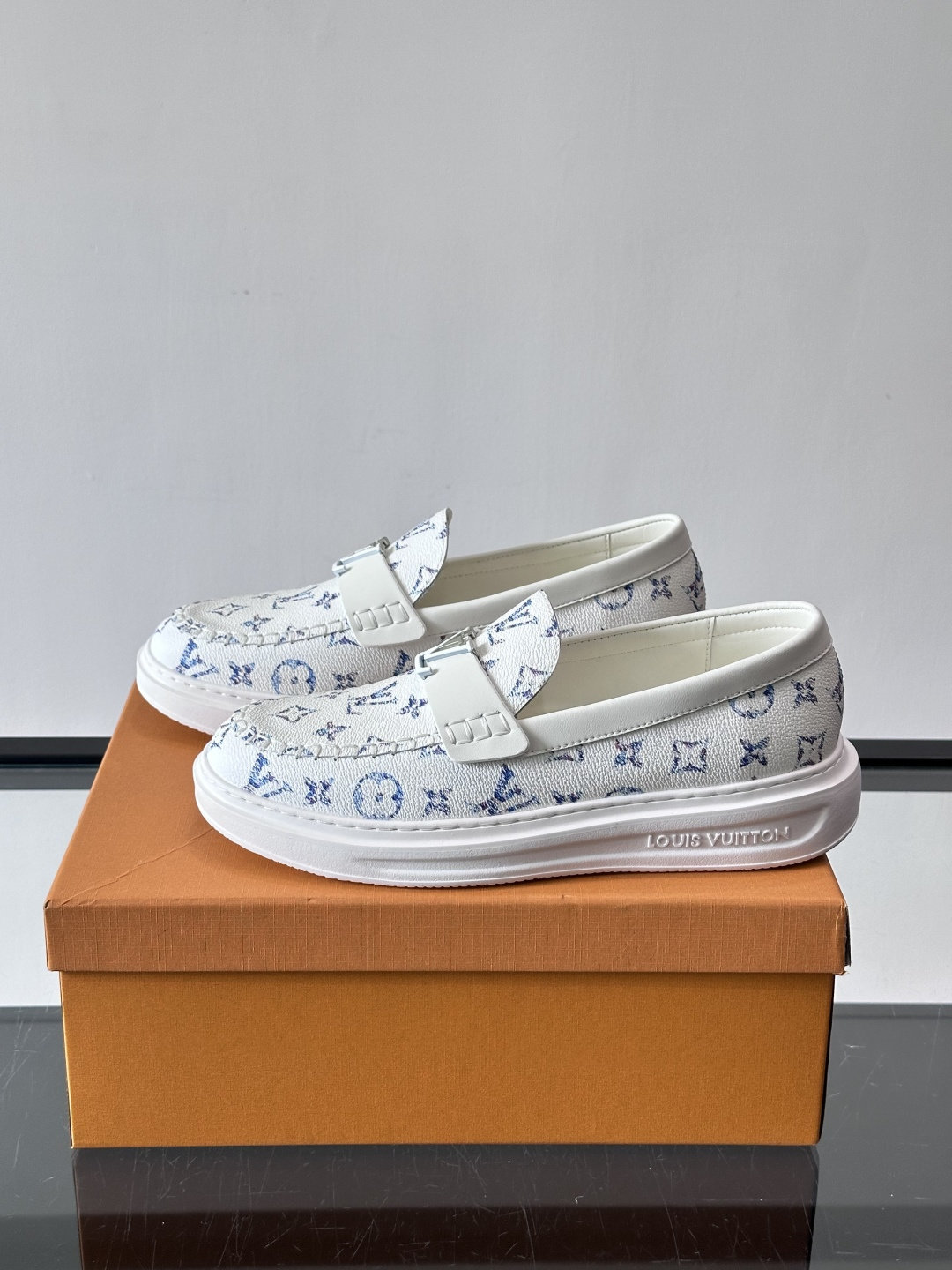 LV男士休闲鞋简约版型⚠️一脚蹬的自在，是通勤与周末的无缝衔接。柔软皮革包裹双脚，纯白厚底自带轻盈感，每