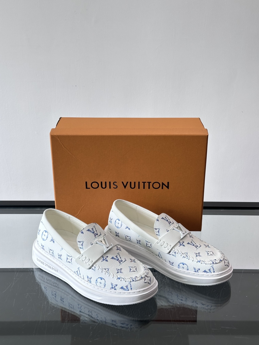 LV男士休闲鞋简约版型⚠️一脚蹬的自在，是通勤与周末的无缝衔接。柔软皮革包裹双脚，纯白厚底自带轻盈感，每