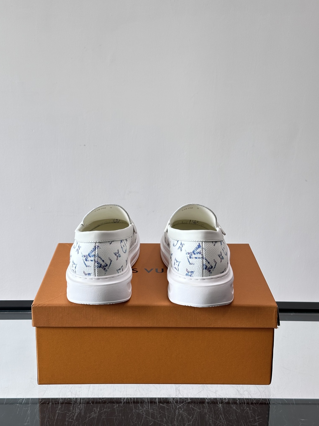 LV男士休闲鞋简约版型⚠️一脚蹬的自在，是通勤与周末的无缝衔接。柔软皮革包裹双脚，纯白厚底自带轻盈感，每