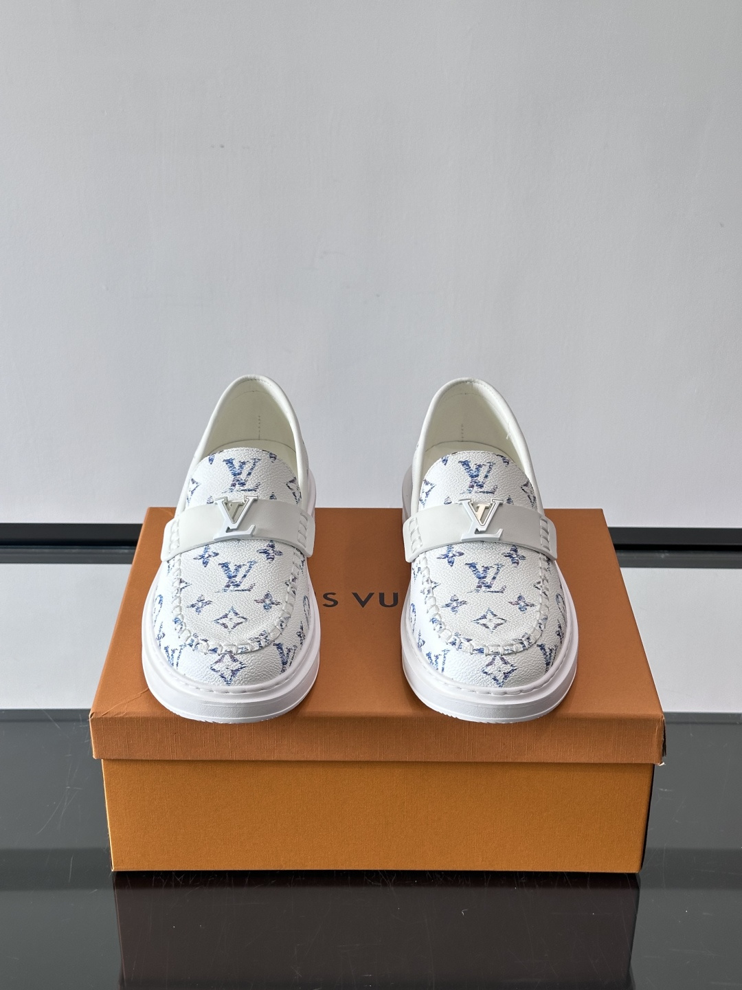 LV男士休闲鞋简约版型⚠️一脚蹬的自在，是通勤与周末的无缝衔接。柔软皮革包裹双脚，纯白厚底自带轻盈感，每